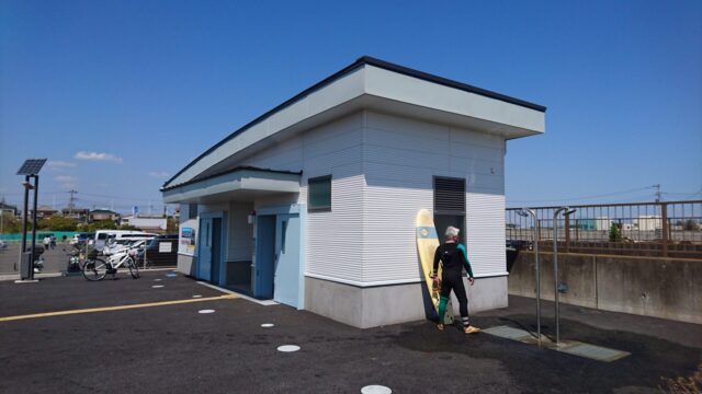 平塚生コンポイント近くの平塚新港駐車場内横（しおかぜ広場）にあるシャワーの写真