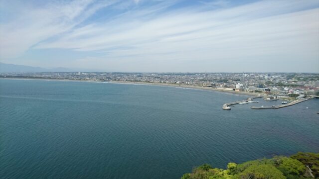 江ノ島の展望台から鵠沼海岸を撮影した写真