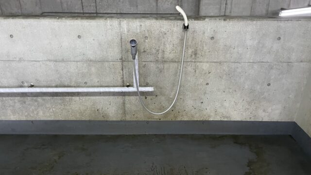 由比浜地下駐車場内にあるシャワーを撮影した写真